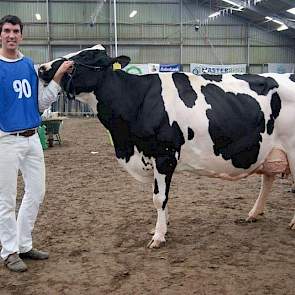 De Duurzaamheidsprijs was voor Zuid-Ooster Harmke 319 (v. Classic) van de familie Dolstra-Smink uit Oosterstreek. De koe heeft tot nu toe al 67.322 kilo melk gegeven met 4.30 procent vet en 3.65 procent eiwit, in 1903 dagen.