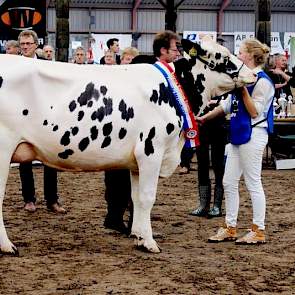 Hemrik Holstein Oslo 47 (v. Braxton) van de Maatschap de Haan-de Vries uit Hemrik kreeg het reservelint bij de vaarzen omgehangen.