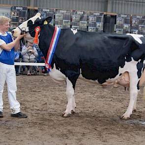 Kampioen seniorenklasse Lucie (v. Blaizer) van de familie Altenburg uit Koufurderrige. De koe is gefokt door Jan Aalberts uit Berlikum. Na de bedrijfsbeëindiging van Aalberts heeft hij haar nog twee jaar gemolken. Daarna is de koe verkocht aan de familie