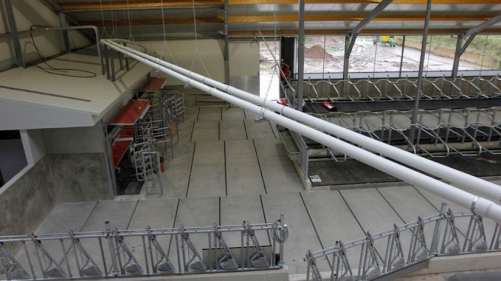 Het overzicht op de melkrobots. De koeien worden niet geweid, maar mocht het in de toekomst nodig wezen dan kunnen de koeien via de grote deur naast de robots naar buiten.