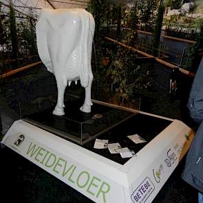 IDagro heeft een proefopstelling staan van de nieuwe Weidevloer die door Courage is ontwikkeld. De urine gaat door de vloer heen terwijl een robot de mest van de vloer 'borsteld' en in een afstort deponeert. De mestrobot is niet aanwezig.