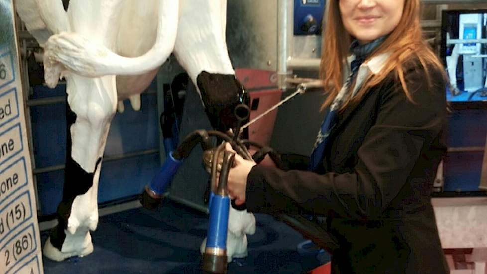 Melkwinningspecialist SAC toont met SAC-Glass een innovatie waarbij de melker bij elke melkstand de betreffende koe-informatie in beeld krijgt. Volgens SAC heeft de veehouder op deze manier echt de handen vrij met het melken, zonder belangrijke informatie
