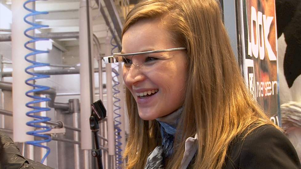 SAC past Google Glass toe in melkveestal - EuroTier 2014 - Melkvee.nl