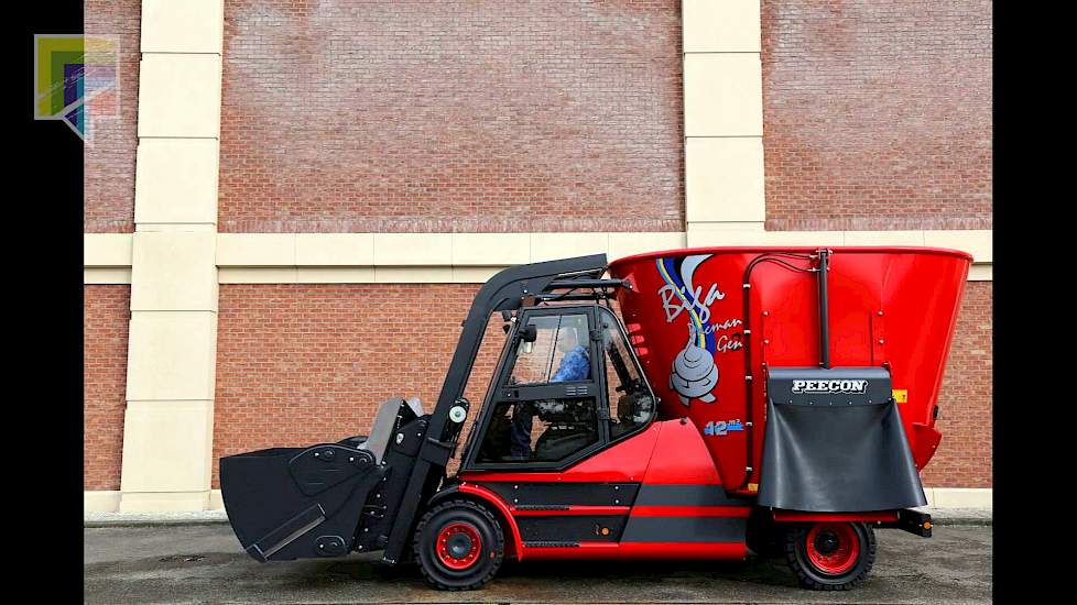 Zelfrijdende heftruckvoermengwagen - EuroTier 2014 - Melkvee.nl