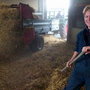 Neeke Buren - Van Zwol heeft samen met haar vader Piet van Zwol (op de trekker) een melk en – vleesveehouderij op Terschelling. Toen ze vijf jaar geleden een nieuwe potstal in gebruik namen, gingen ze op zoek naar een methode om de stal eenvoudig en arbei