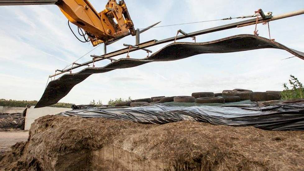 Tot twee jaar geleden dekte melkveehouder Jan Doornenbal uit Appelscha (FR) de gras- en maïskuilen van de maatschap waarvan hij deel uitmaakt nog af met zware grintzakken. Zwaar werk waarbij soms toch broei in de kuil kon komen en waarbij bovendien bij ve