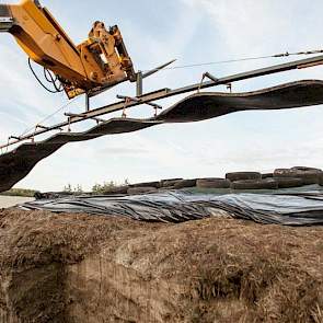 Tot twee jaar geleden dekte melkveehouder Jan Doornenbal uit Appelscha (FR) de gras- en maïskuilen van de maatschap waarvan hij deel uitmaakt nog af met zware grintzakken. Zwaar werk waarbij soms toch broei in de kuil kon komen en waarbij bovendien bij ve