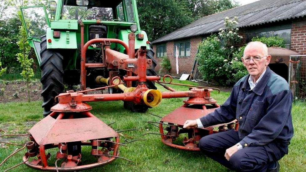 Het ziet eruit als een schudder en hark, maar melkveehouder in ruste Jan van den Oever uit Westerbeek (NB) heeft zijn oude en verbouwde super strela gebruikt als maaier van bloeiende paardenbloemen. Dat was ongeveer vijftien jaar geleden. Een grasperceel