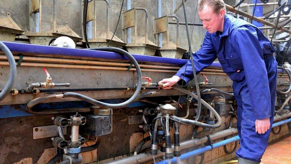 Maatschap Noordhuis-Tuinhof uit Augsbuurt (FR) had al langere tijd veel mastitis onder haar 100 koeien. Bij ongeveer een kwart van de koeien trof Klaas Noordhuis regelmatig uierontsteking aan. Omdat hij vermoedde dat kruisbesmetting via de tepelbekers een