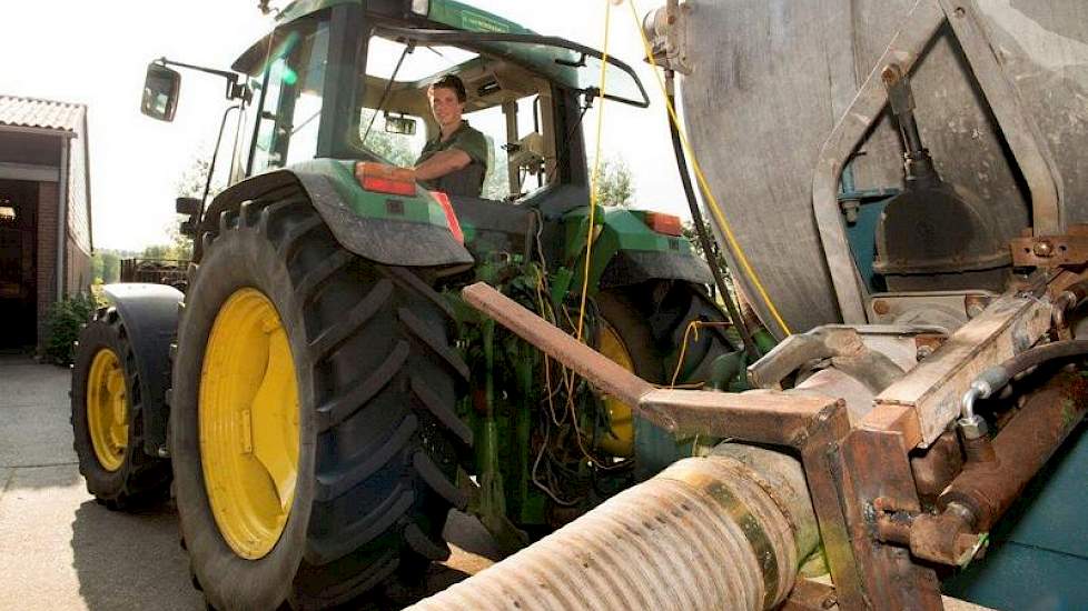 Geen smerige handen meer voor Benardo Agterof en zijn vader uit Bodegraven (ZH). Op het 70 koeien tellend melkveebedrijf van zijn vader ontwikkelde hij een systeem waarmee hij vanuit de trekker de mestslang zonder persoonlijke tussenkomst aan de giertank