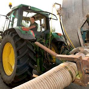 Geen smerige handen meer voor Benardo Agterof en zijn vader uit Bodegraven (ZH). Op het 70 koeien tellend melkveebedrijf van zijn vader ontwikkelde hij een systeem waarmee hij vanuit de trekker de mestslang zonder persoonlijke tussenkomst aan de giertank