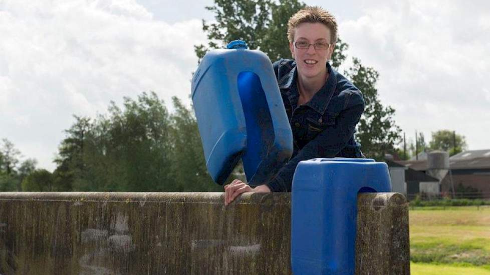 Bij het ophangen van plastic over de sleufsilowanden tijdens het inkuilen van gras en maïs is het vaak lastig om de kuilafdekking op zijn plaats te houden. Om wind en zwaartekracht het hoofd te bieden, klemt Judith van Boheemen van het 85 koeien tellende