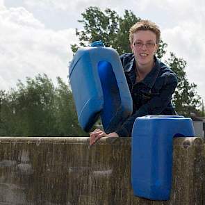 Bij het ophangen van plastic over de sleufsilowanden tijdens het inkuilen van gras en maïs is het vaak lastig om de kuilafdekking op zijn plaats te houden. Om wind en zwaartekracht het hoofd te bieden, klemt Judith van Boheemen van het 85 koeien tellende