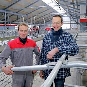 Arend en Jouke op de Hoek in de nieuwe 3+3 rijige ligboxstal.