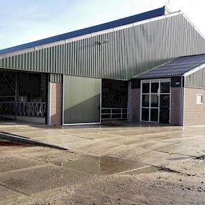 Voorin de stal is een strohok voor de af te kalven koeien. Door de grote deur is het strohok eenvoudig uit te mesten.