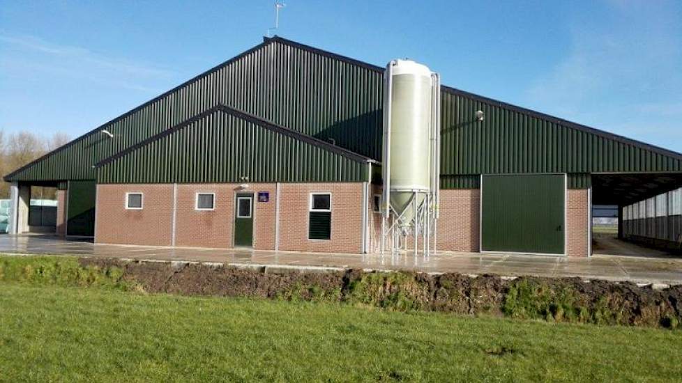 Aan de voorkant van de stal zit het tanklokaal. Volgens Westerlaken wou de welstandscommissie graag een apart gebouw aan de voorkant om het geheel minder massaal te laten lijken.