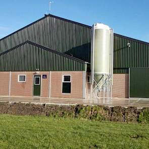 Aan de voorkant van de stal zit het tanklokaal. Volgens Westerlaken wou de welstandscommissie graag een apart gebouw aan de voorkant om het geheel minder massaal te laten lijken.