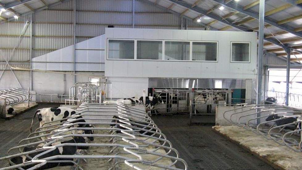 Westerlaken molk eerst in een 2x5 visgraat melkstal. De eerste twee weken melken met de robot koste veel energie, maar hij is nu erg tevreden hoe het loopt. De koeien stegen al snel van 27-28 kilo melk naar ruim 30 kilo melk. Om de quotumoverschrijding te