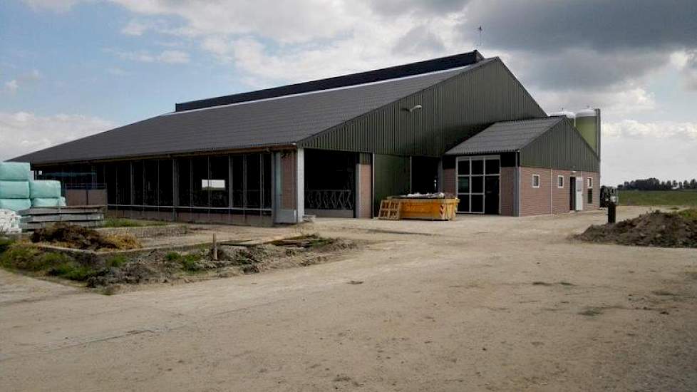 Op advies van derden werd er gekozen voor een oversteeknok. Door de brede overspanning ontstaat er een stal met veel volume en is het klimaat sowieso al goed, aldus Westerlaken.
