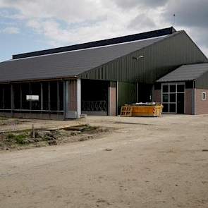 Op advies van derden werd er gekozen voor een oversteeknok. Door de brede overspanning ontstaat er een stal met veel volume en is het klimaat sowieso al goed, aldus Westerlaken.