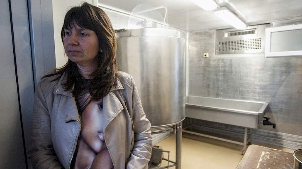 Ondanks de beroerde omstandigheden verwerken ze de melk tot kaas in een wagen. Dochter Violeta toont die met trots.
