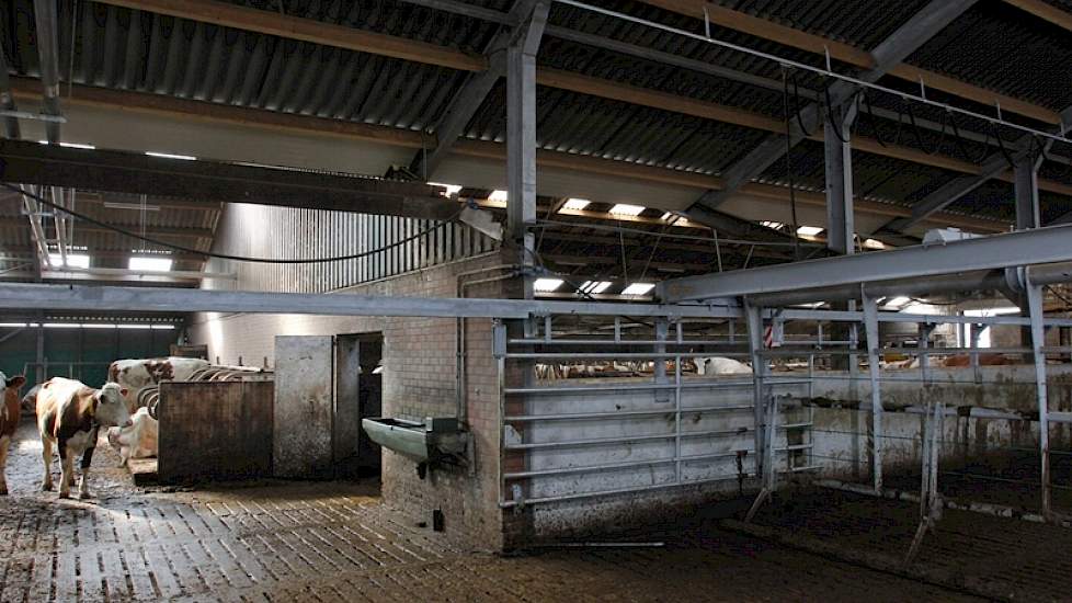 Het hele bouwblok zit vol. Meer bouwen kunnen ze niet. Over iedere vierkante meter is dan ook goed nagedacht. Daardoor werd de oude ligboxenstal geïntegreerd in de nieuwe stal.