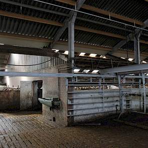 Het hele bouwblok zit vol. Meer bouwen kunnen ze niet. Over iedere vierkante meter is dan ook goed nagedacht. Daardoor werd de oude ligboxenstal geïntegreerd in de nieuwe stal.
