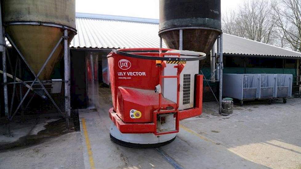 Omdat er in de huidige 2+3-stal te weinig voerplaatsen zouden zijn en het dus beter is om meerdere keren op een dag te voeren, koos familie Tijert voor een Vector voerrobot van Lely. Door de relatief lage bouwkosten konden ze deze investering in het autom