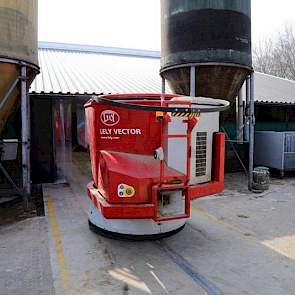 Omdat er in de huidige 2+3-stal te weinig voerplaatsen zouden zijn en het dus beter is om meerdere keren op een dag te voeren, koos familie Tijert voor een Vector voerrobot van Lely. Door de relatief lage bouwkosten konden ze deze investering in het autom