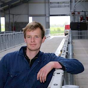 De koeien gaan op 19 mei over naar de nieuwe stal. Samen met zijn vader, moeder en opa Jan senior, die ook hand en spandiensten verricht, wil Jan Reinders doorgroeien richting 200 koeien. Ze willen het bedrijf zonder personeel doorzetten.