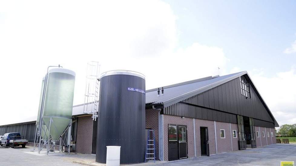 De melk wordt opgeslagen in een silotank met capaciteit voor 24.000 liter melk.
