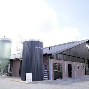 De melk wordt opgeslagen in een silotank met capaciteit voor 24.000 liter melk.