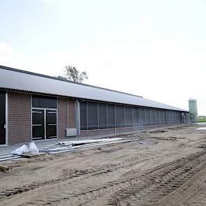 De strohokken kunnen door de deuren (links) aan de zijkanten van de stal eenvoudig worden uitgemest.