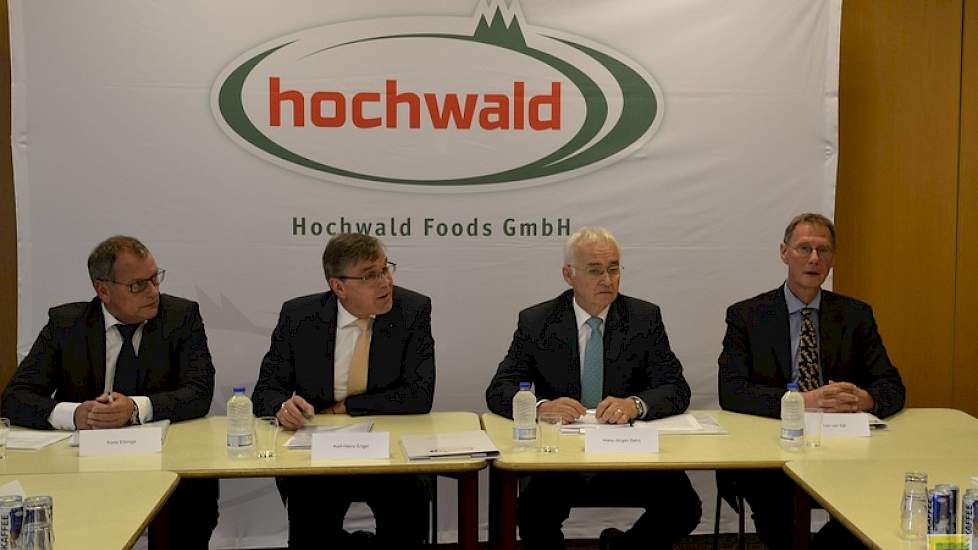 De persconferentie van Hochwald met van links naar rechts Koos Elzinga, fabrieksdirecteur Hochwald Foods Nederland, Karl-Heinz Engel, CEO Hochwald Foods, Hans-Jürgen Sehn, bestuursvoorzitter van Hochwald Foods en Leo van Sijll, Dairy Relations & Strategic