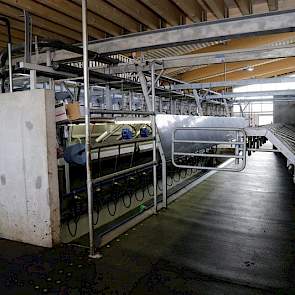 De koeien in de weidestal worden gemolken met een 2x14 stands swing-over melkstal van SAC. Vanaf de balustrade (net zichtbaar op de foto) kunnen bezoekers meekijken met het melkproces.