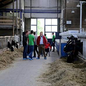 Ook de bestaande traditionele melkveestal is uitgebreid. Er wordt in deze stal gewerkt met twee melksystemen. In het oude gedeelte (op de foto links) worden de koeien gemolken met een 2 x 8 stands visgraat melkstal, terwijl in het nieuwe gedeelte (rechts