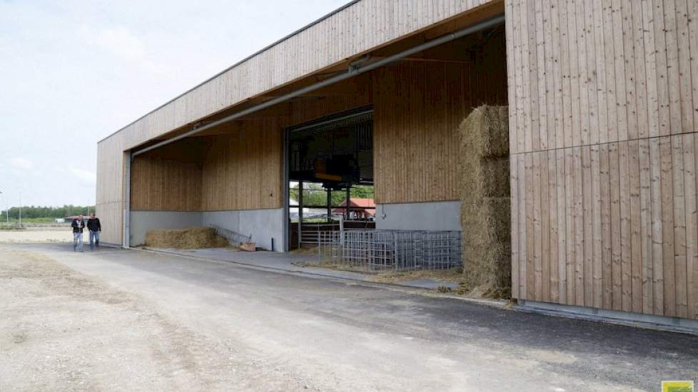 De achterkant van de stal met een grote roldeur. Van hieruit wordt het stro naar binnen gebracht en de pot weer geleegd.