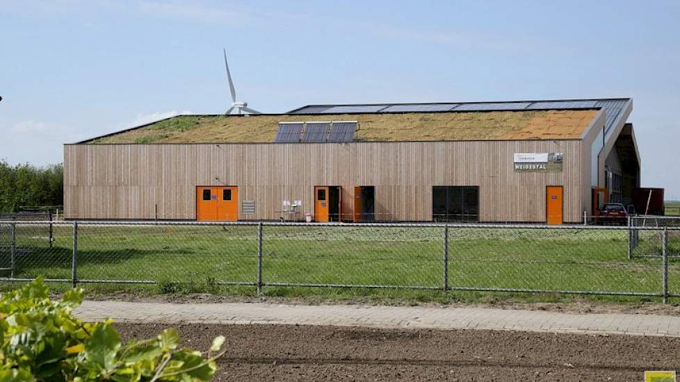 Het praktijkbedrijf heeft fors ingezet in energiebesparing. Zo ligt het schuine gedeelte van het dak vol met zonnepanelen. Ook wordt warmte uit de melk, die vrijkomt bij het koelproces, nuttig hergebruikt. Hierdoor zal het praktijkcentrum het aardgas- en