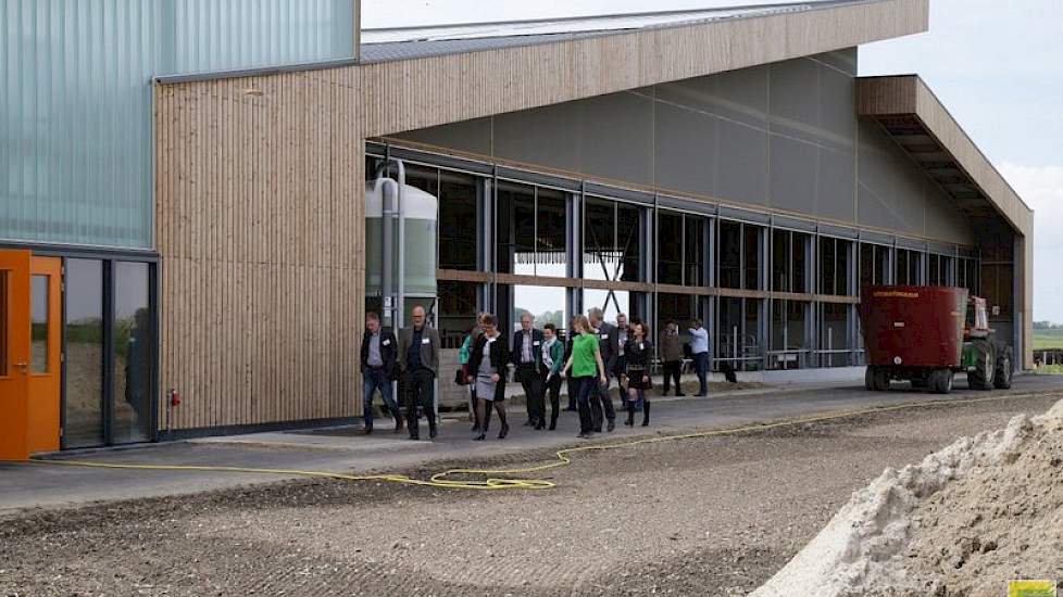 Het Aeres Praktijkcentrum bestaat uit een trainingscentrum, een productiebedrijf en studentbedrijven. Vanaf de zomer 2014 is gestart met de nieuwbouw van de Weidestal en is de oude stal verbouwd, deze kreeg de naam Flevostal.