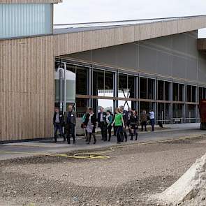 Het Aeres Praktijkcentrum bestaat uit een trainingscentrum, een productiebedrijf en studentbedrijven. Vanaf de zomer 2014 is gestart met de nieuwbouw van de Weidestal en is de oude stal verbouwd, deze kreeg de naam Flevostal.