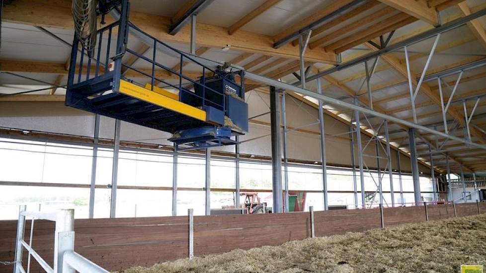 De pot wordt ingestrooid door middel van een automatische strooimachine die aan over een rail loopt.