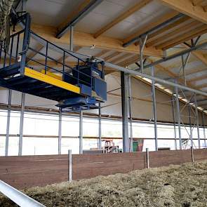 De pot wordt ingestrooid door middel van een automatische strooimachine die aan over een rail loopt.