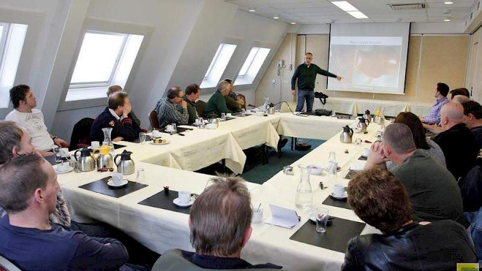 Zo’n twintig melkveehouders uit de regio Ommen die leveren aan Cono Kaasmakers, kwamen in Hoogeveen bijeen voor een van de drie jaarlijkse workshops van het Caring Dairy-duurzaamheidsprogramma. Voor de groep staat dierenarts en trainer Gerrit Hegen van De