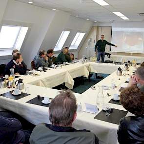 Zo’n twintig melkveehouders uit de regio Ommen die leveren aan Cono Kaasmakers, kwamen in Hoogeveen bijeen voor een van de drie jaarlijkse workshops van het Caring Dairy-duurzaamheidsprogramma. Voor de groep staat dierenarts en trainer Gerrit Hegen van De