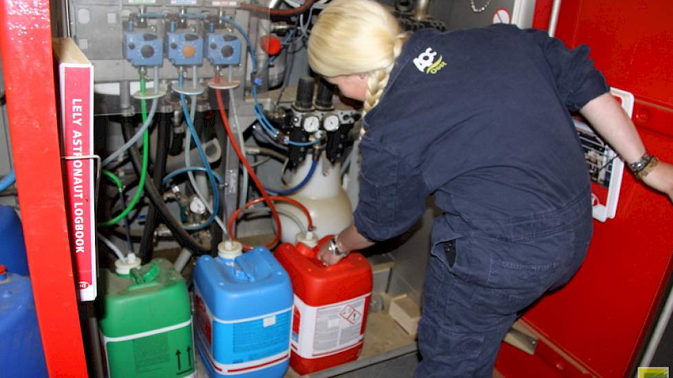 Tisja controleert de hoeveelheid reinigings- en behandelmiddelen van de robot.