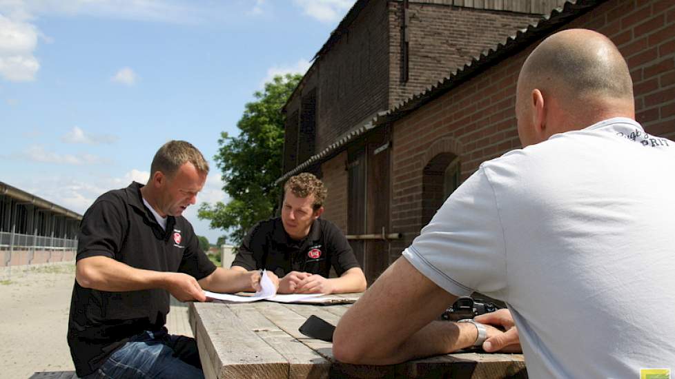 Na het examen overleggen de twee examinatoren onder toeziend oog van leraar Klaas Koorn, de uitslagen.