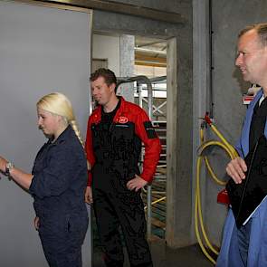 Hier is examenkandidaat Tisja aan het werk met de robot. Johan Hissink en Lambert Brink geven Tisja opdrachten die ze uit moet voeren op de robotcomputer. Daarnaast moet ze vragen beantwoorden over het werken met de robot. De leerlingen van niveau 2 worde