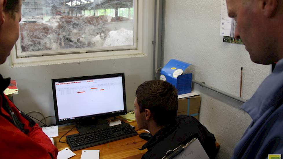 Examenkandidaat Jeroen kijkt in de computer welke dieren gehaald moeten worden.