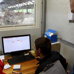 Examenkandidaat Jeroen kijkt in de computer welke dieren gehaald moeten worden.