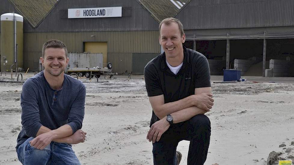 Links verkoopleider Andries Sneep en rechts directeur Camiel Hoogland van fouragebedrijf Hoogland BV uit Ferwerd (FR).